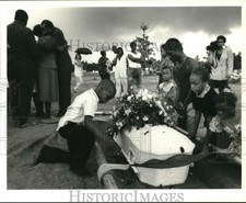 Foto imprensa 1994 amigos e família de Dwight Steward se aflija No Cemitério resthaven