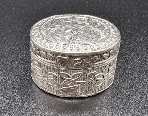 ANTIQUE STERLING SILVER TAXCO HECHO EN MEXICO ENGRAVED PILL/SNUFF/TRINKET BOX Cover