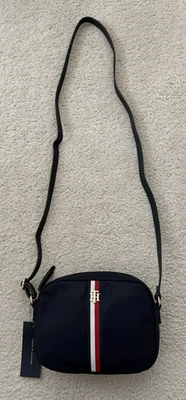 Bolso Bandolera Tommy Hilfiger Para Mujer Nuevo con Etiquetas $98 Azul Marino Dorado Logo Rayas Nylon Foto 1 de 4
