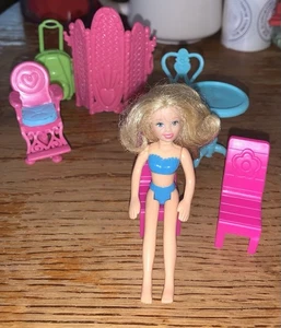 Mattel 4 Zoll Polly Pocket Puppe mit verwurzelten blonden Haaren & 7 Haushalts-/Möbelstücken - Bild 1 von 3