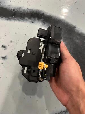 Actuador de cierre de cerradura de puerta Cadillac STS OEM 05-11 L25843155 Foto 1 de 2