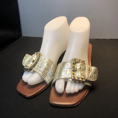 PLINER DONALD J PLATEADO/AMARILLO LEA USADO EN EXCELENTE ESTADO US8.5N. SANDALIAS CASUALES DE TACÓN DE GATITO DE 1,75" Foto 1 de 4