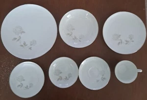 Elegante configuración de 8-7 piezas Noritake China Rosay con piezas para servir. - Imagen 1 de 12