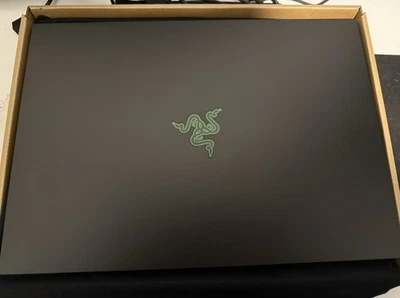Razer Blade 16 (2025) • Ryzen AI 9 365 • RTX 5070 Foto 1 de 3