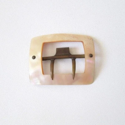 Hebilla vintage de madreperla y faja con puntas de garra de latón Foto 1 de 4