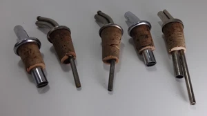 Vintage Spirit Bottle Pourers Stoppers Cork Metal 5 Piece Original Breweriana - Foto 1 di 4