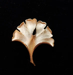 Brooch Crown Trifari Leaf Pin Brushed Gold Tone Signed Vintage - Picture 1 of 9
