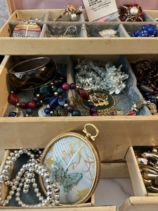 Vintage Estate Sale Junk Drawer Jewelry Lot Some Signed Mixed 20 Plus Items - Picture 1 of 4