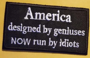 Parche bordado AMERICA DISEÑADO POR GENIOS AHORA DIRIGIDO POR IDIOTAS aprox 2x3,5 - Imagen 1 de 2