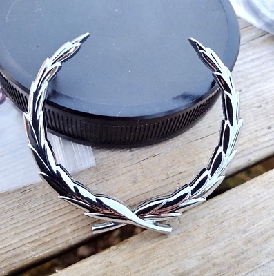 1974-78 年 NOS 凯迪拉克 Eldorado 轮毂盖镀铬花圈徽章 OOB EC — 第 1/4 张图片