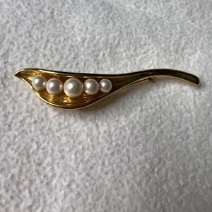 Vintage Brooch Peas In A Pod Stem Gold Tone Shiny Graduated Faux Pearls Pin 4P - Picture 1 of 4