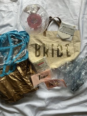 Artículos de fiesta en piscina de despedida de soltera flotador de piscina, bolas de purpurina flotantes, bolsa y más Foto 1 de 4