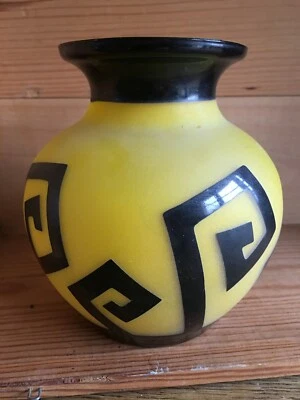 vase pâte de verre art déco à décor noir sur fond jaune hauteur 14,6 cm - Photo 1/4
