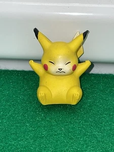 Mini Figura PVC Vintage Tomy Pokemon Pikachu Ojos Cerrados 2" Nintendo - Imagen 1 de 2