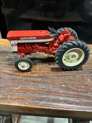 INTERNATIONAL 460 Utility TRACTOR 1/16th IH 2 Pt Fast Hitch WF - Image 1 of 4