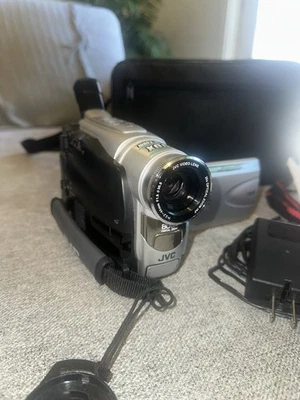 JVC GR-AXM17U Compact VHS Camcorder with Accessories Tested Working Vintage - Image 1 of 4