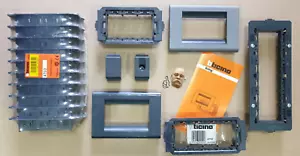 Originale NUOVO supporto 3 4 6 posti BTICINO LIVING CLASSIC 4500 4703 4704 4706 - Foto 1 di 12