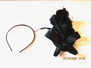 DRESHOW FASCINATOR IN BLACK WITH RIBBON & FEATHERS CLIP-ON OR HEADBAND. - Picture 1 of 2