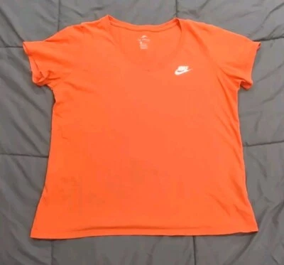 Camisa Nike Mujer Grande Manga Corta Cuello en V Corte Atlético Naranja  Foto 1 de 4
