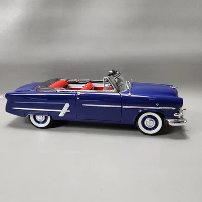 Welly 1953 Ford Crestline Sunliner Blue Convertible 1:18 Scale Diecast 12525 - Image 1 of 4