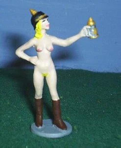 TOY SOLDIERS TIN SEXY GERMAN WORLD WAR 1 WOMAN HOLDING BEER STEIN 54 MM - Picture 1 of 1