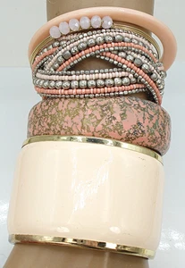 5 Stck. VINTAGE ARMBAND SET BLASSROSA KORALLISCH WEICH 4 ARMREIFEN 1 PERLE WICKELN SORTIERT MATT - Bild 1 von 4