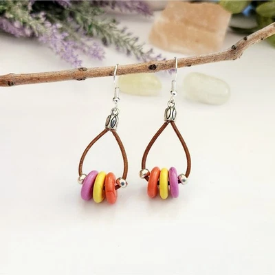 Pendientes colgantes con cordón de cuero, pendientes colgantes con cuentas de piedra turquesa multicolor Foto 1 de 4