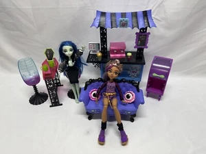 Monster High Coffin Bean Playset w/ Clawdeen and Ghoulia - Incomplete - Picture 1 of 21
