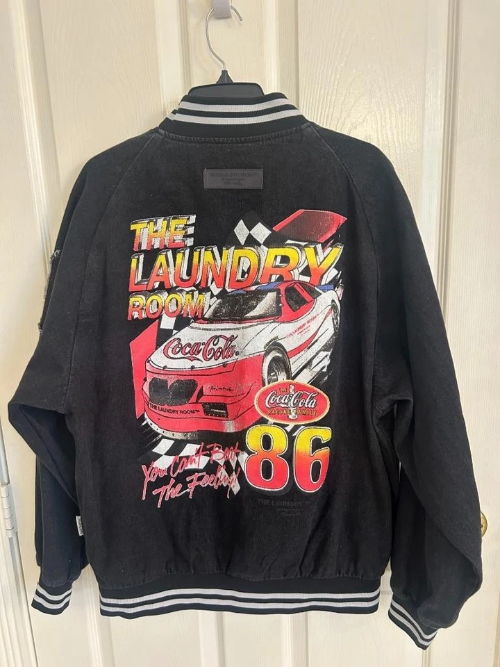 Jaqueta The Laundry Room Coca Cola carro de corrida jeans preta estádio G RARA unissex nova com etiquetas - Imagem 1 de 1
