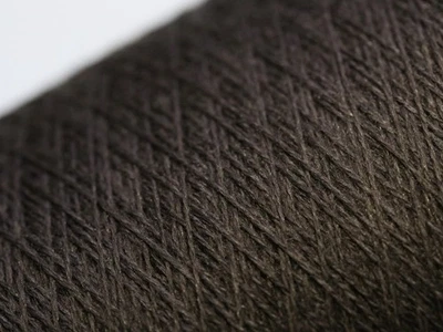 P26 (160€/kg) 100g KASCHMIR / SEIDE / MERINO KAKAO (48/2) Zwirn Wolle Garn Lace - Bild 1 von 3