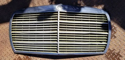 Mercedes Benz Grille Genuine. Used. Fits 77-85 300D, 77-83 240D. Used Ad# 8772 - Изображение 1 из 4