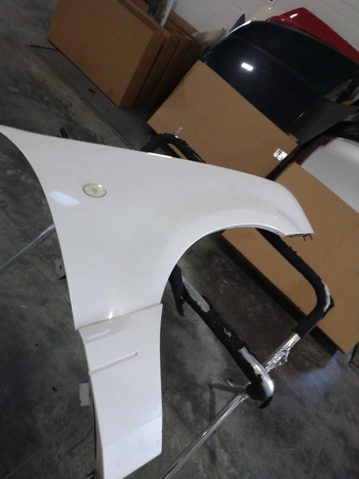 2010 Mercury Mountaineer Right Fender Tan Good Condition with Antenna - Image 1 of 4