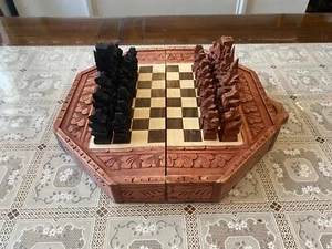 Ajedrez azteca de madera tallada a mano vintage con 32 piezas y tablero de backgammon en estuche - Imagen 1 de 12