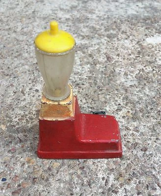 1970s Vintage Unico Casa Delle Bambole Cucina Miscelatore Mola Metallo Toy - Immagine 1 di 4
