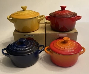 Le Creuset Petite Runde Kasserolle 8 Unzen Mini Cocotte Deckel Neu Set 4 Farben Neu im Karton - Bild 1 von 19