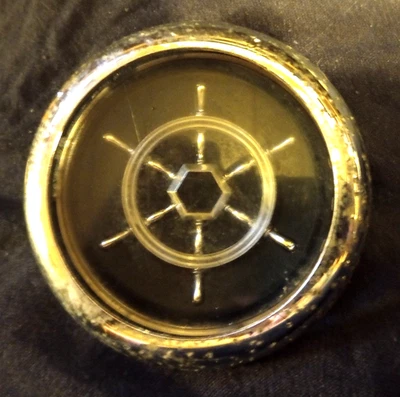 ++ 1955 Packard Clipper Side Roof Emblem PN 457619 - Has Three Attaching Pins - Imagem 1 de 4