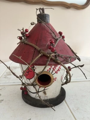 Casa para pájaros pintada hecha a mano con rama de bayas cardenales rojas blanco rojo Foto 1 de 4