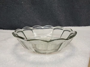 Vintage Glasschale mit getäfelten Seiten & gewelltem Rand - Bild 1 von 10