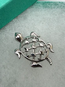 Broche prendedor vintage Crown Trifari tono plata pequeño figura tortuga animal firmado - Imagen 1 de 6