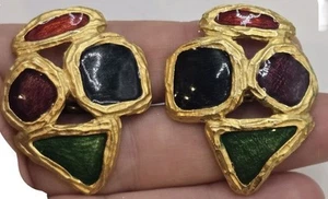 Pendientes de clip vintage ligeros con esmalte tono dorado - piedras azules verdes rojas - Imagen 1 de 9