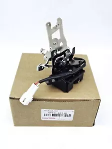 OEM Genuine Rear Tail Gate Latch Assembly 69301-0C010 2001-2007 Toyota Sequoia - Picture 1 of 7