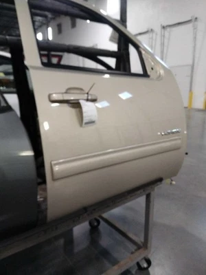 Conjunto de puerta delantera derecha usado se adapta a: GMC Yukon R 2010 hasta puerta 11/14/10 Foto 1 de 4