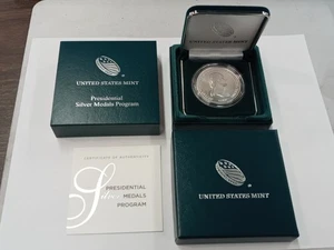 George Washington Presidential Silver Medal US Mint 1 OZ .999 FINE OGP/COA - Picture 1 of 7