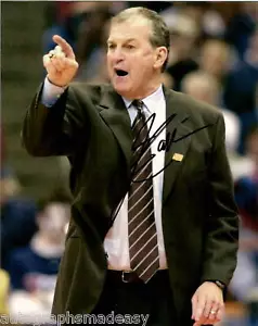 FOTO 8X10 FIRMADA POR JIM CALHOUN CONNECTICUT HUSKIES CON CERTIFICADO DE AUTENTICIDAD - Imagen 1 de 1