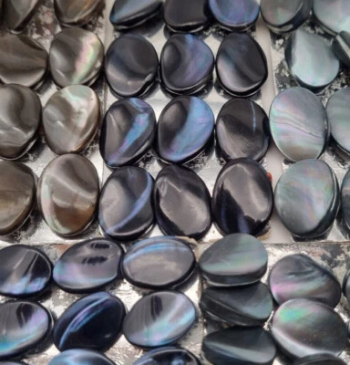 Ovaler Perlmutt Ösen-Knopf 16-20 mm Gewölbt / Mother-of-Pearl Button Bouton F6 - Bild 1 von 2