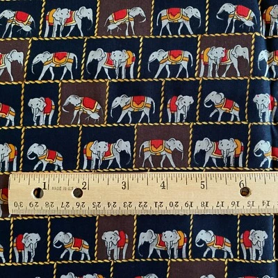 Tela de elefantes vintage con estampado de algodón negro BTY Foto 1 de 4