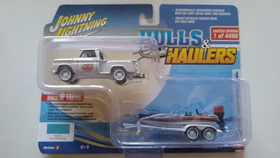 Johnny Lightning Hulls & Haulers 1965 Chevy Stepside Pickup & Boat Chase (C11) - Immagine 1 di 3