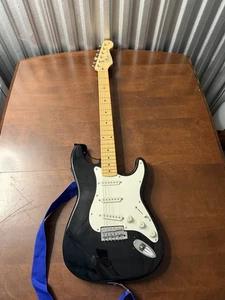 Guitarra Eléctrica Fender Stratocaster Hecha en Corea Serie Squire Negra con Estuche - Imagen 1 de 17
