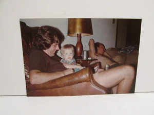 1980S VINTAGE FOUND PHOTOGRAPH COLOR ART PHOTO FATHER TODDLER SON DRINKING BEER - Picture 1 of 4