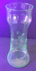 Vintage mundgeblasenes Uranglas/geätzte Trauben/Karaffe/Vase 8" hoch - Bild 1 von 10
